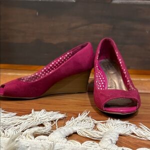 dexflex comfort Raspberry Peep-Toe Wedge Heels